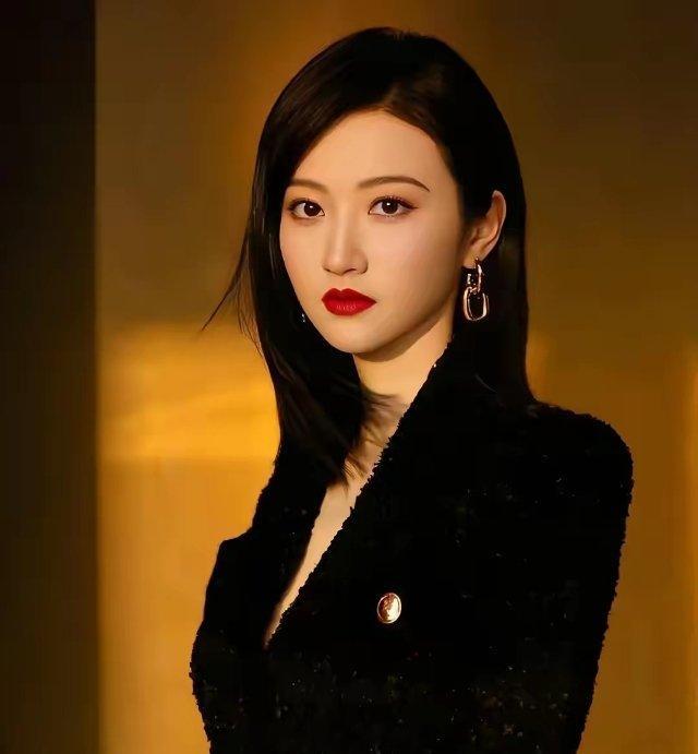 主持人问景甜:“情侣分手以后能不能做朋友？”景甜说:“有的是还可以做朋友，有的是不可能做朋友的。”​