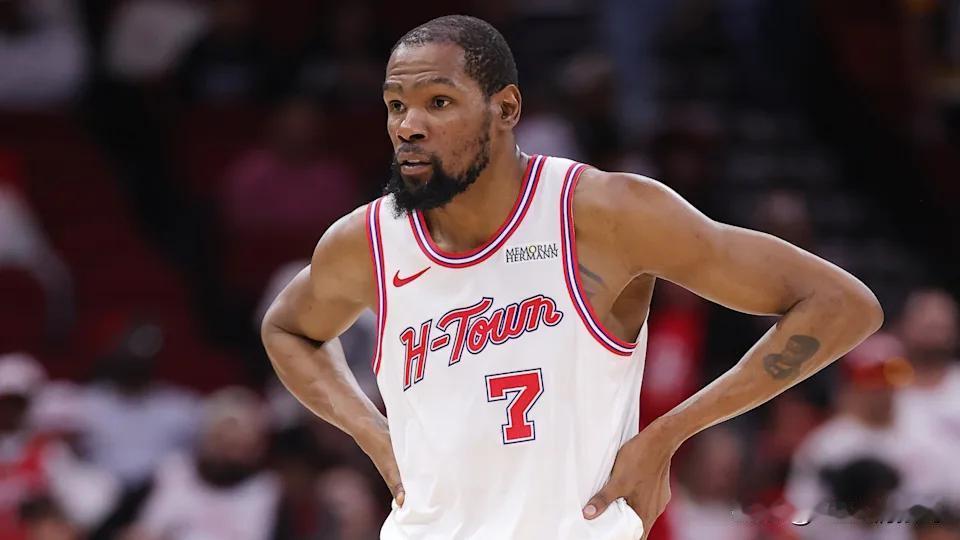 NBA情报局10月10日讯火箭前锋凯文·杜兰特近日接受采访，谈到本赛季有望在