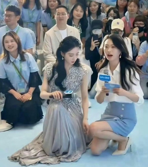 刘诗诗果然是人美心善，居然用裙摆保护身边的女主持人​​​