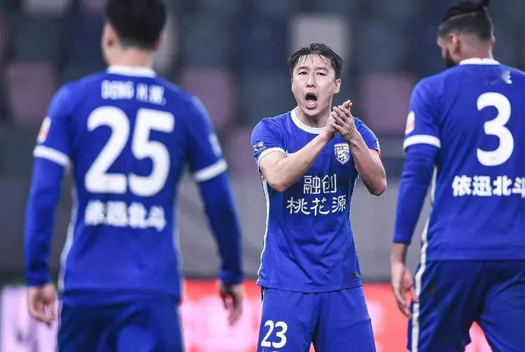 武汉足球本赛季风雨飄摇，靠小凳子打不出名堂，昨晚|：5输山东，已看出