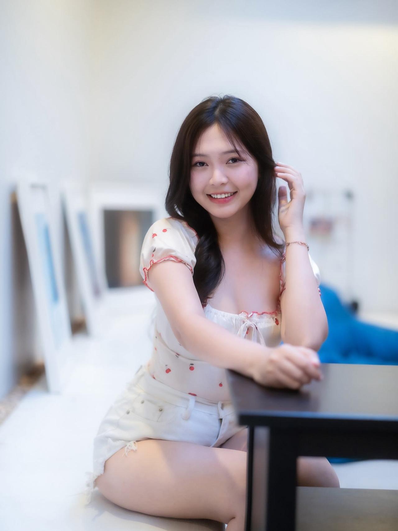 美女甜系女孩小性感乖巧颜值