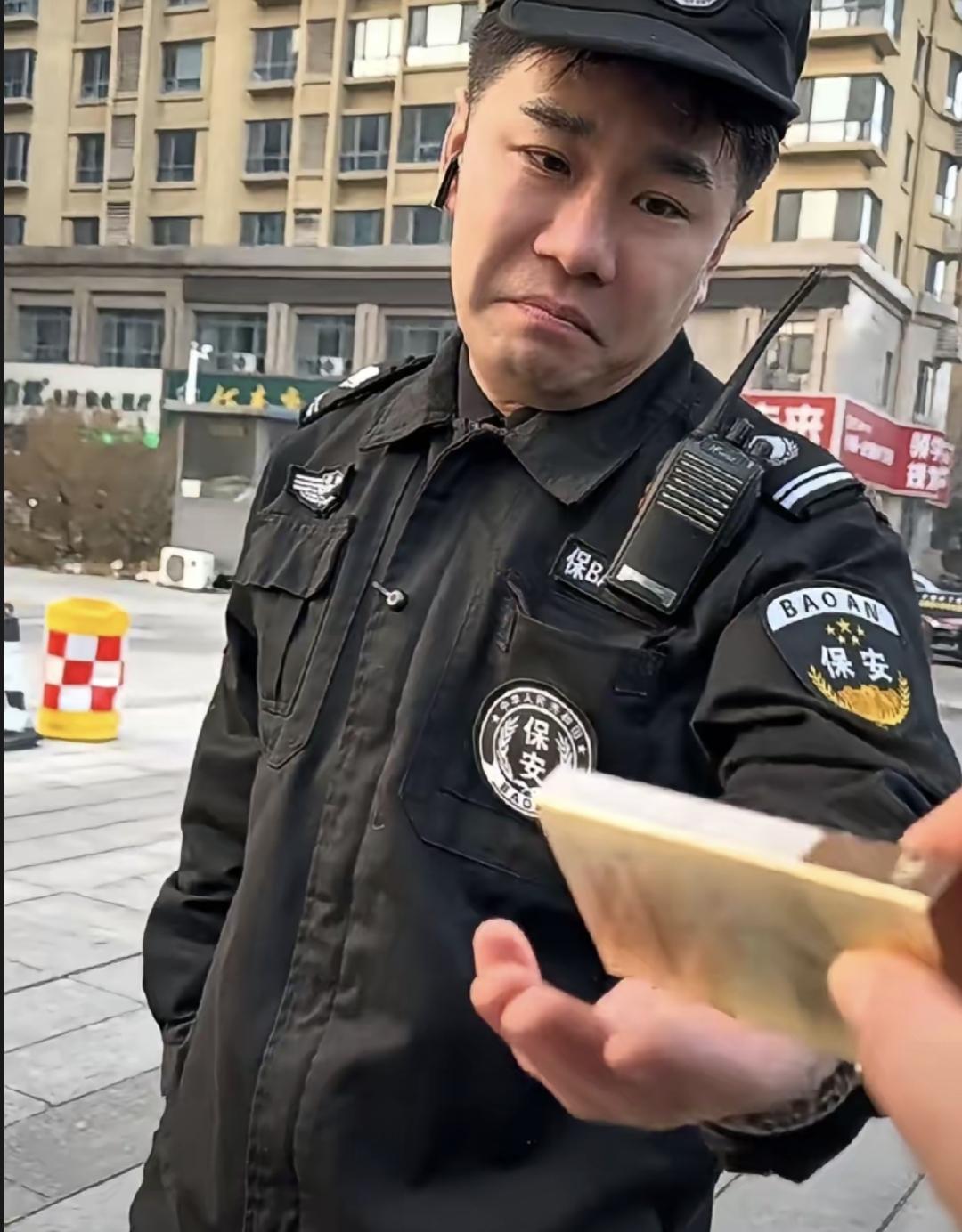 今天刷到一个事，说是某地一家保安公司的项目上，一下子有17个保安同时提了辞职。他