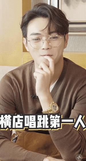 看许凯以前采访还挺有趣的，特别容易害羞，说话还啃手指头，还蛮可爱的！问:听说你