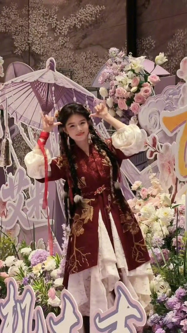 艾米百妖谱的妆造艾米桃夭带妆开机开机路透杀疯艾米桃夭完整带妆亮相灵动鲜活的状态太