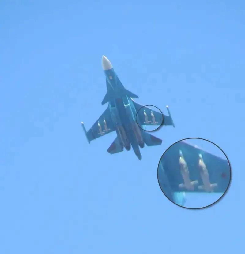 俄军苏-34前线轰炸机投掷了3枚FAB-500滑翔制导炸弹，摧毁了红利曼方向舒罗