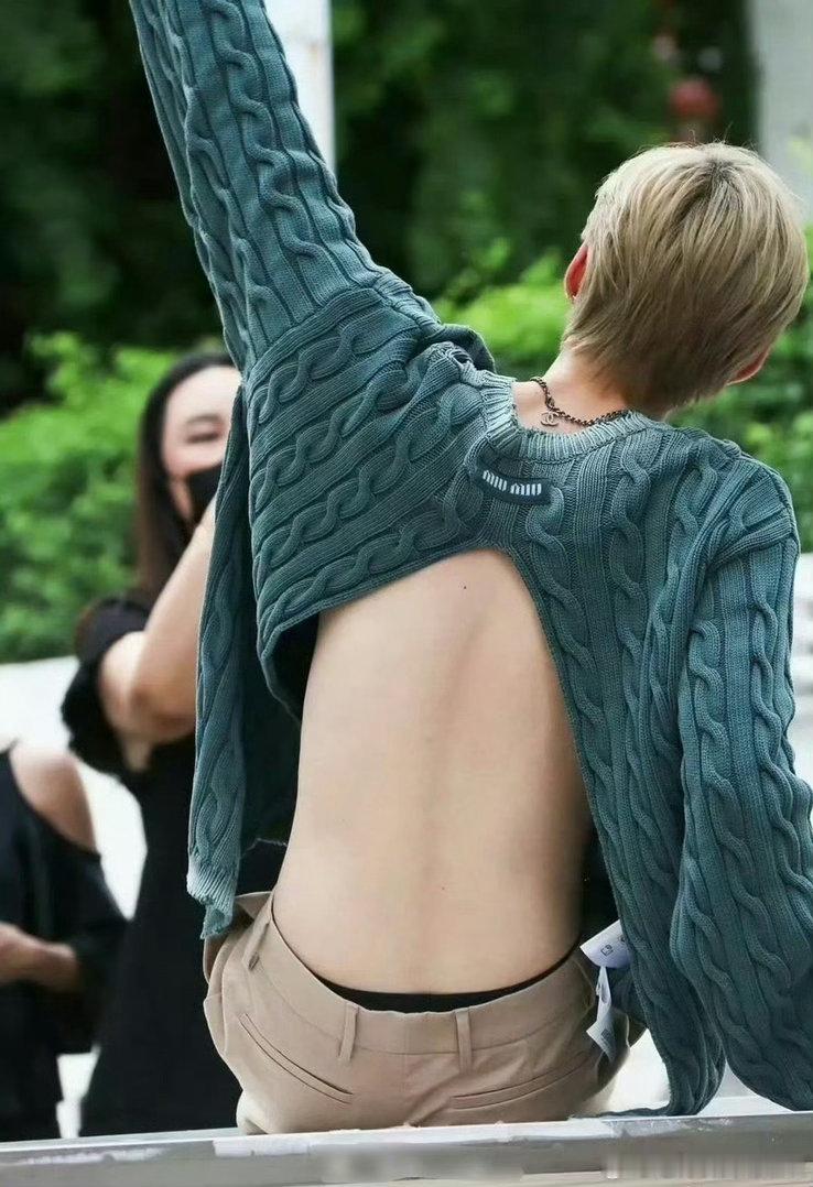 是不是我太封建了？你们能接受男生这样的穿搭吗