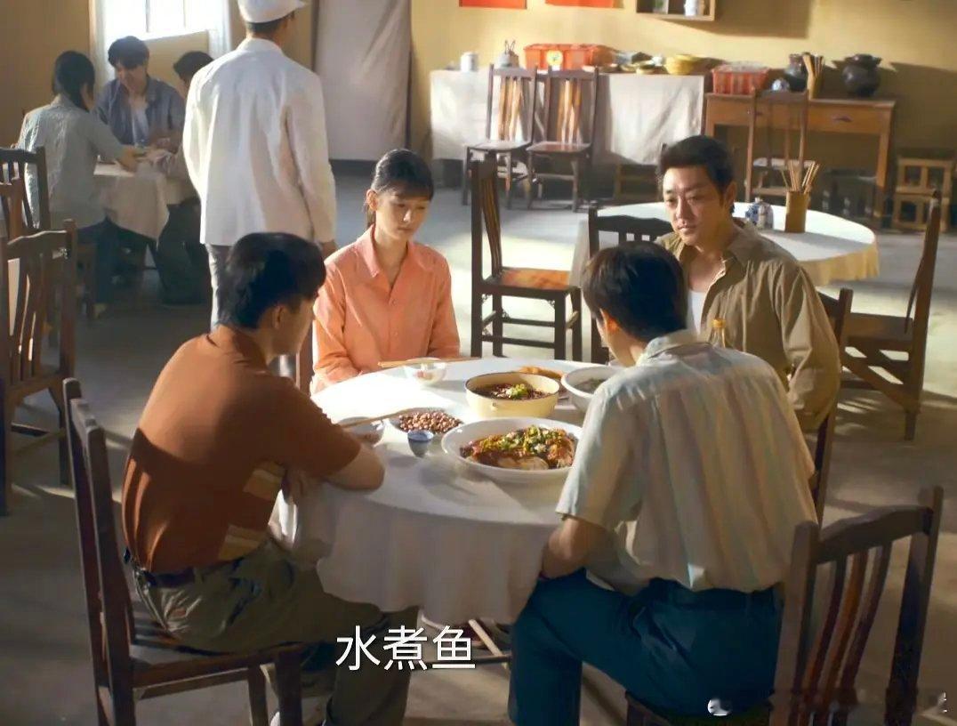 韩国网友吐槽逐玉与此同时，主演粉丝打响反云包场第一枪的《你好1983》剧里正在吃