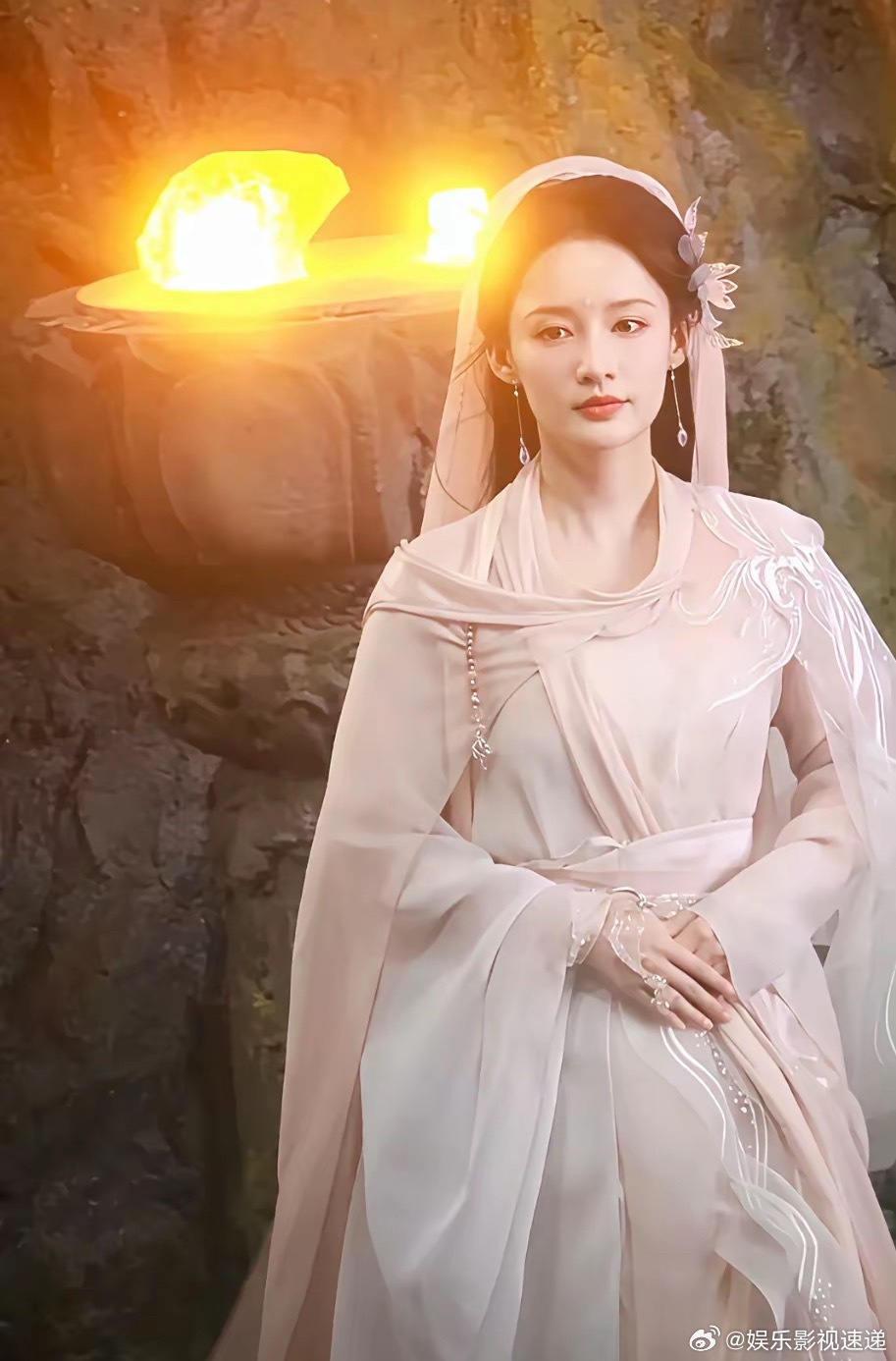 李沁压得住女主的桌子吗？​最近《咸鱼飞升》女主李沁和女二张雅钦的路透照释出，很多