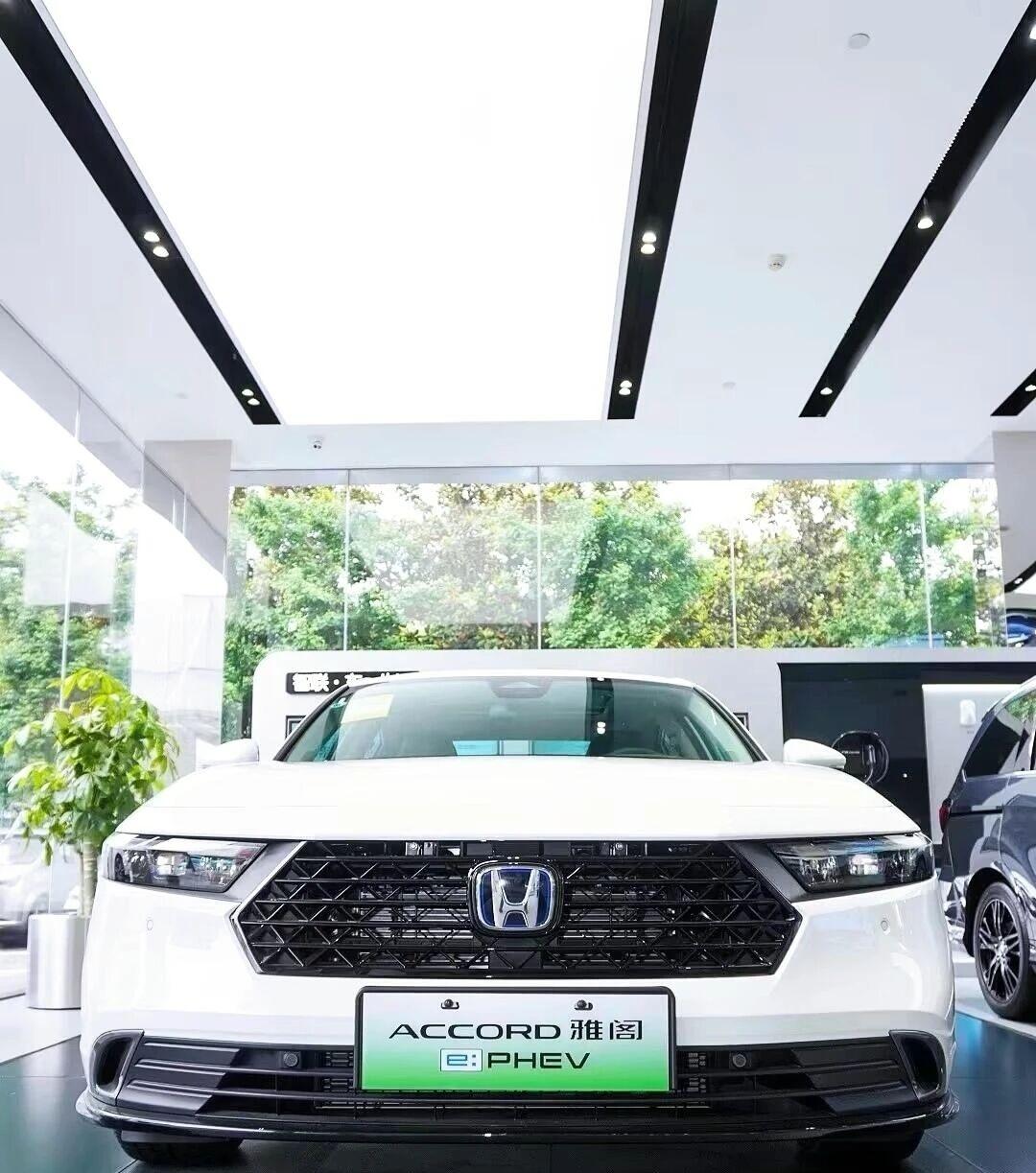 广汽本田雅阁e:PHEV尊贵版以13.88万元限量1000台，优惠10万元，配置