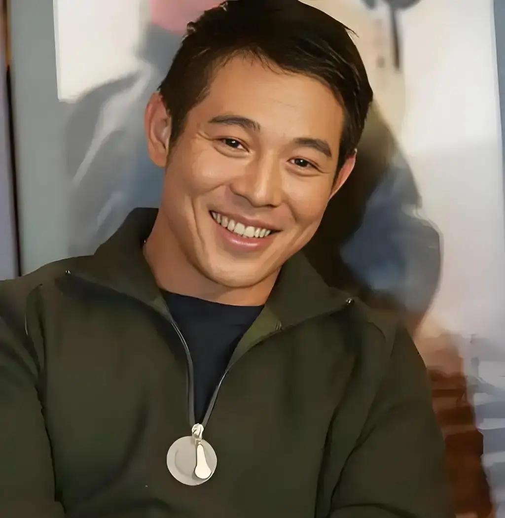 李连杰一段旧采访被剪出来，他说自己拍一部戏拿4亿，本来挺高兴，结果饭桌上遇到做