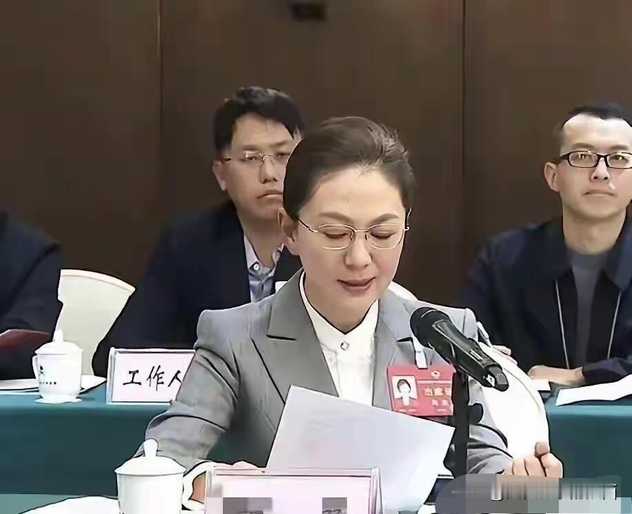 这位女主持人现在好有气质啊，比在央视的时候还要有领导范，低头认真讲话的她又美又飒