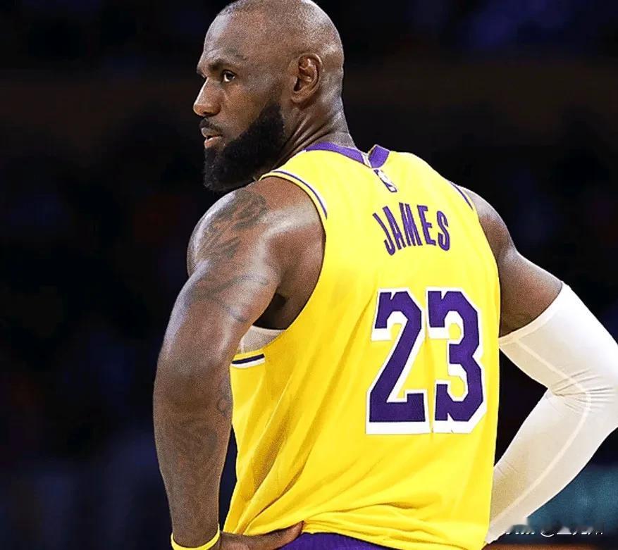 为什么现在这支湖人能打得“嗷嗷叫”？因为在东契奇跟里弗斯受伤后，詹姆斯跟全队说: