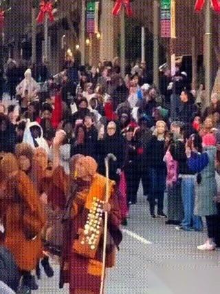 24个美国喇嘛，从德州出发，一步一步往华盛顿走。一路上，不少人半路就跟上了，队