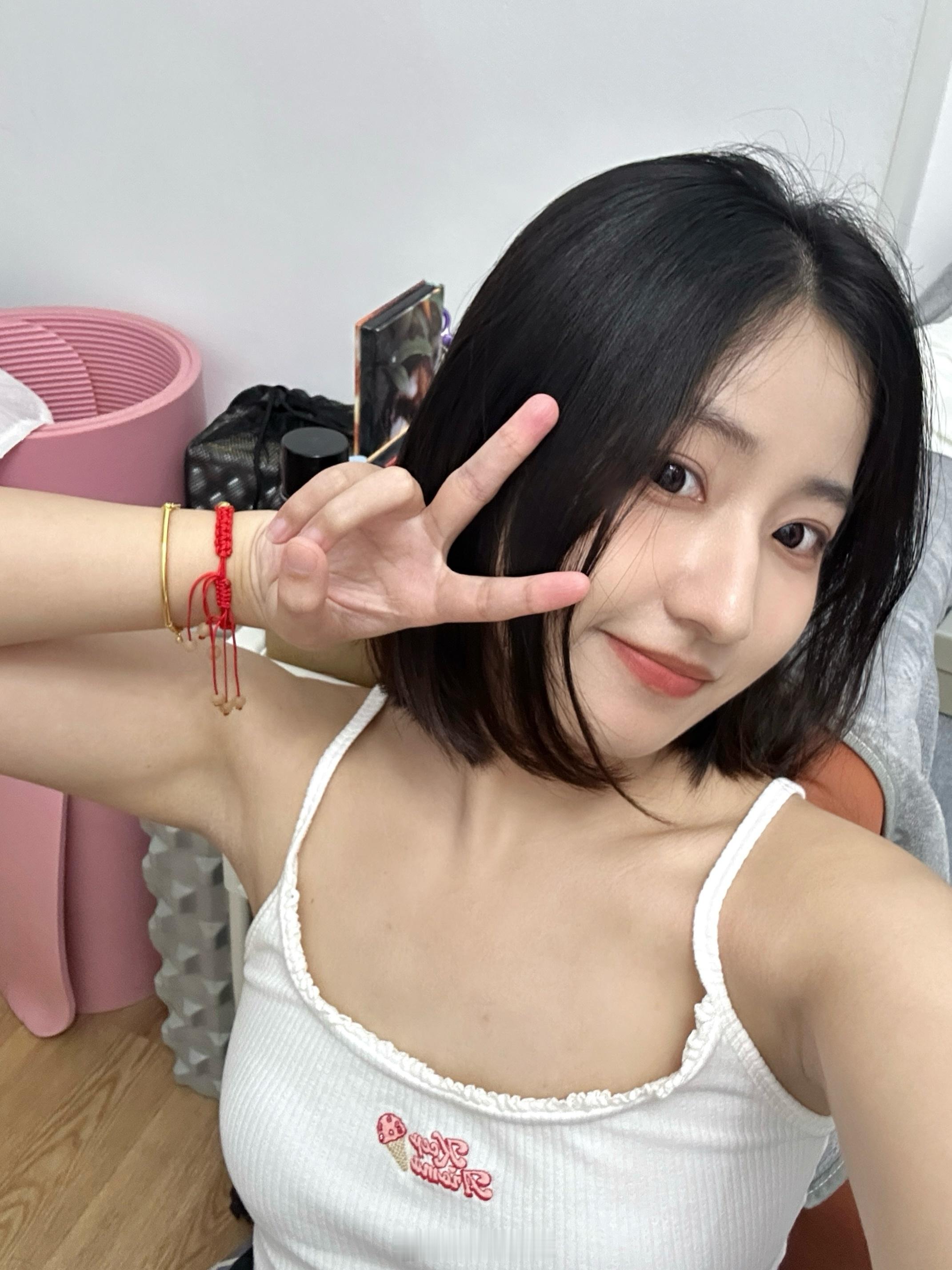 短发也是长了些～​​​