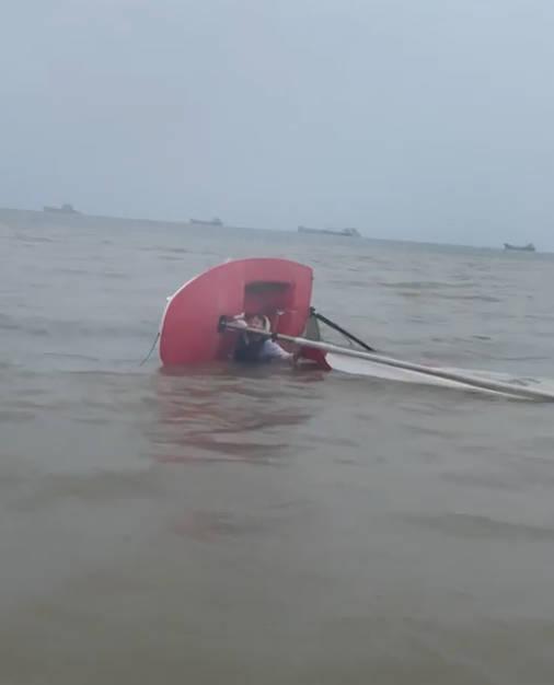 “没想到上央视了！”10岁男孩雨中翻船喊救命，本以为教练会去救自己，谁知教练竟在