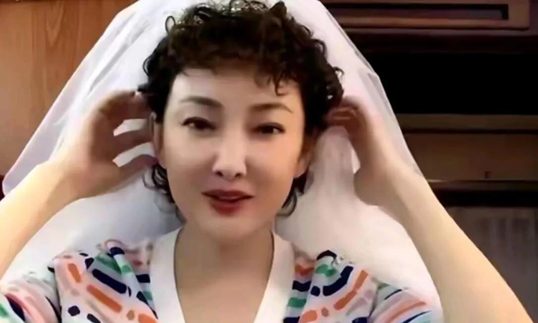原来她是多么好看的一个美女，是那一种天生丽质的美，随便穿衣服都好看的，而且年轻时