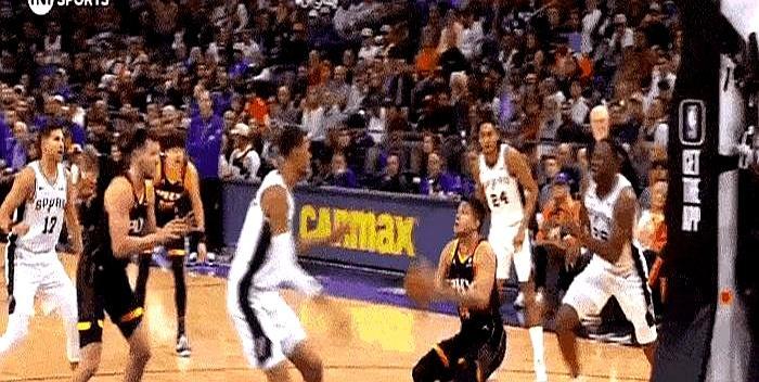 一个2米06的中锋，在篮下居然像“够不到”篮筐。镜头里，骑士的贾勒特·阿伦