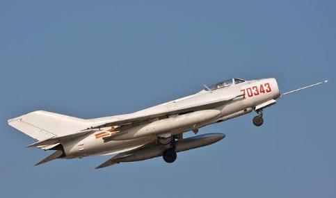 1979年，赞比亚从中国买了12架歼6战机，在交易当天，赞比亚竟然赖账，只交付了