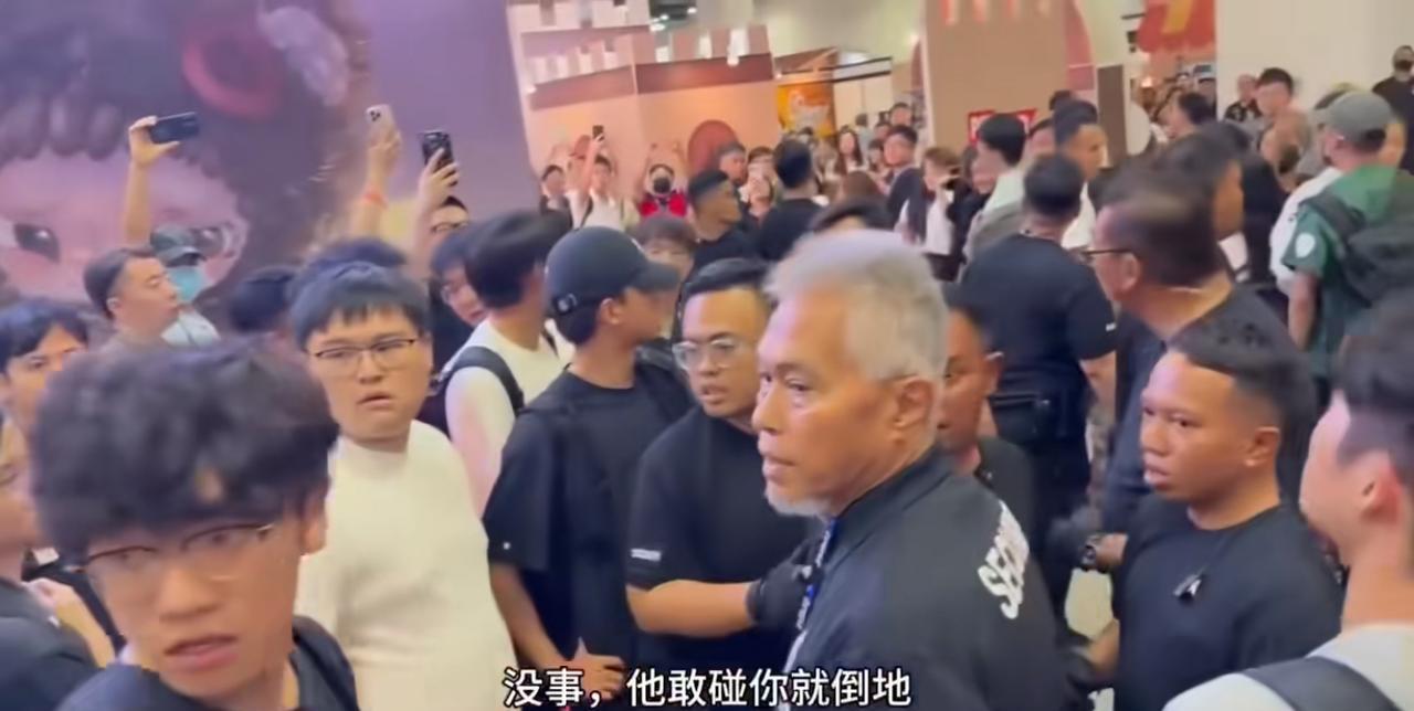 国人质疑不公平时在新加坡被国人教导倒在地上，办成弱者。以为是在国内呢！