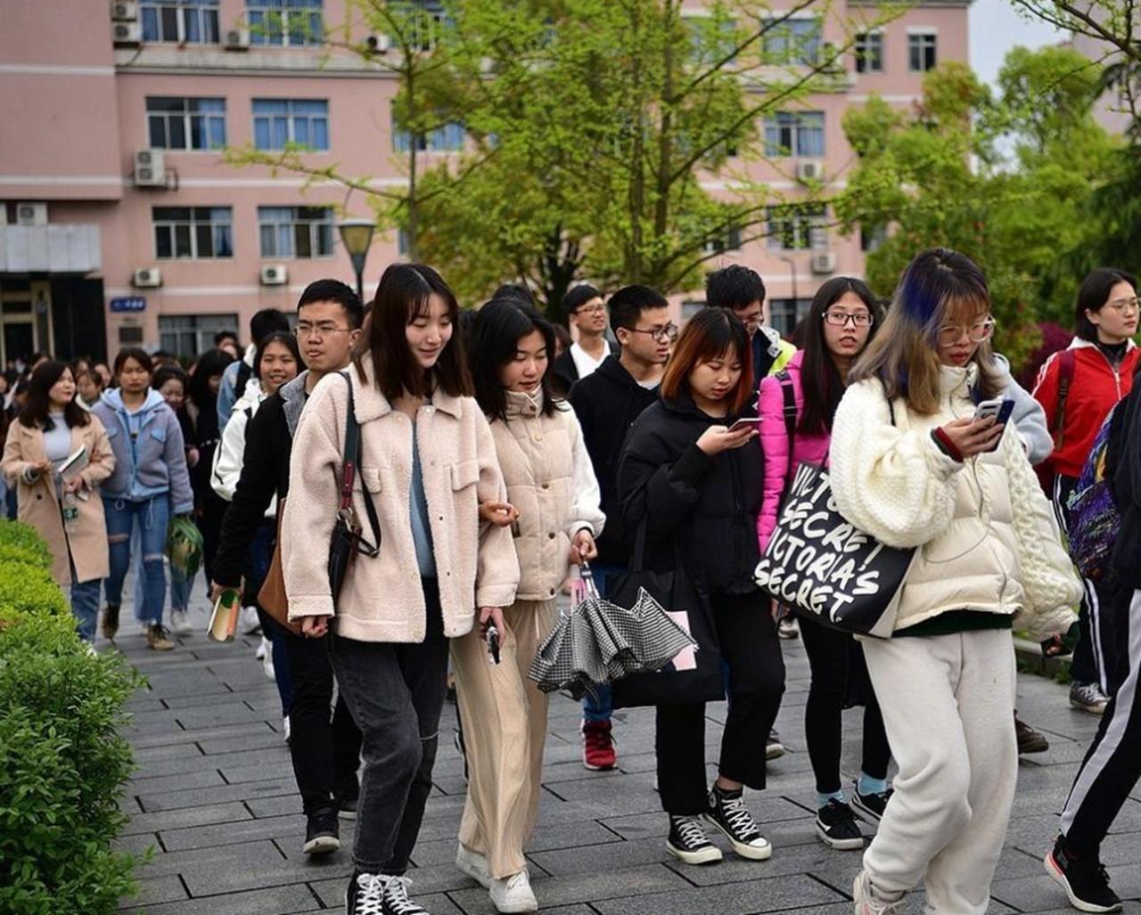 告诫大学同居的女生，亲爱的同学们，读大学是必要的，因为大学就是学生从校园走出社