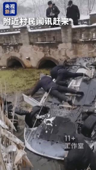 上央视了！河南，下雪天小车倒扣坠入水中。司机在车内拼命呼救，但无人听见。就在绝望