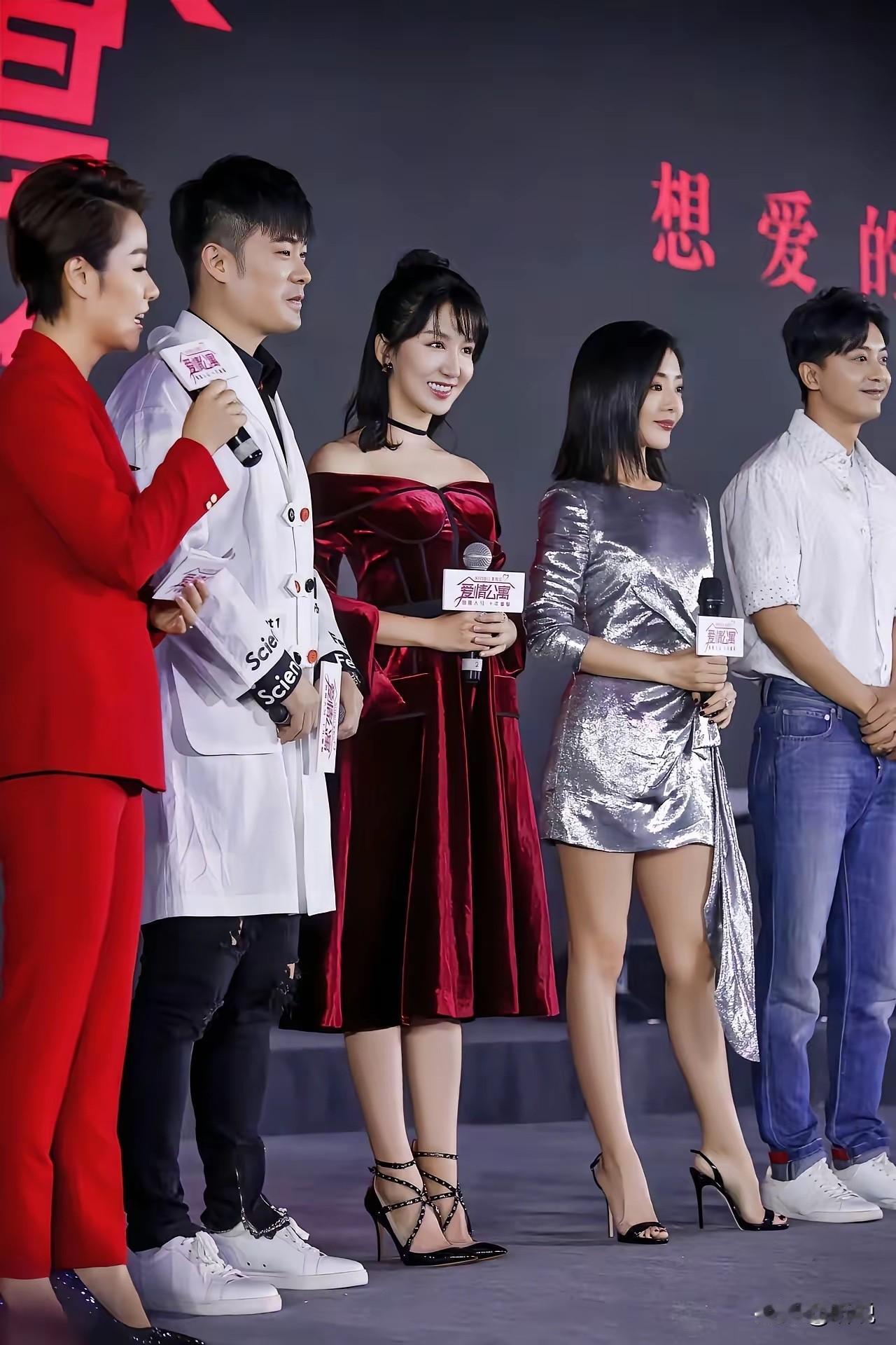 腿长不够，鞋子来凑！当女明星的脚丫一定很累吧！