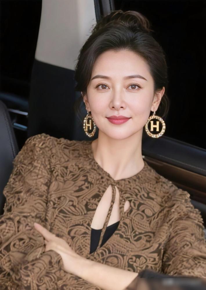 人到晚年，守住两样东西。​房子不是砖瓦，是退路。​钱财不是数字，是底气。