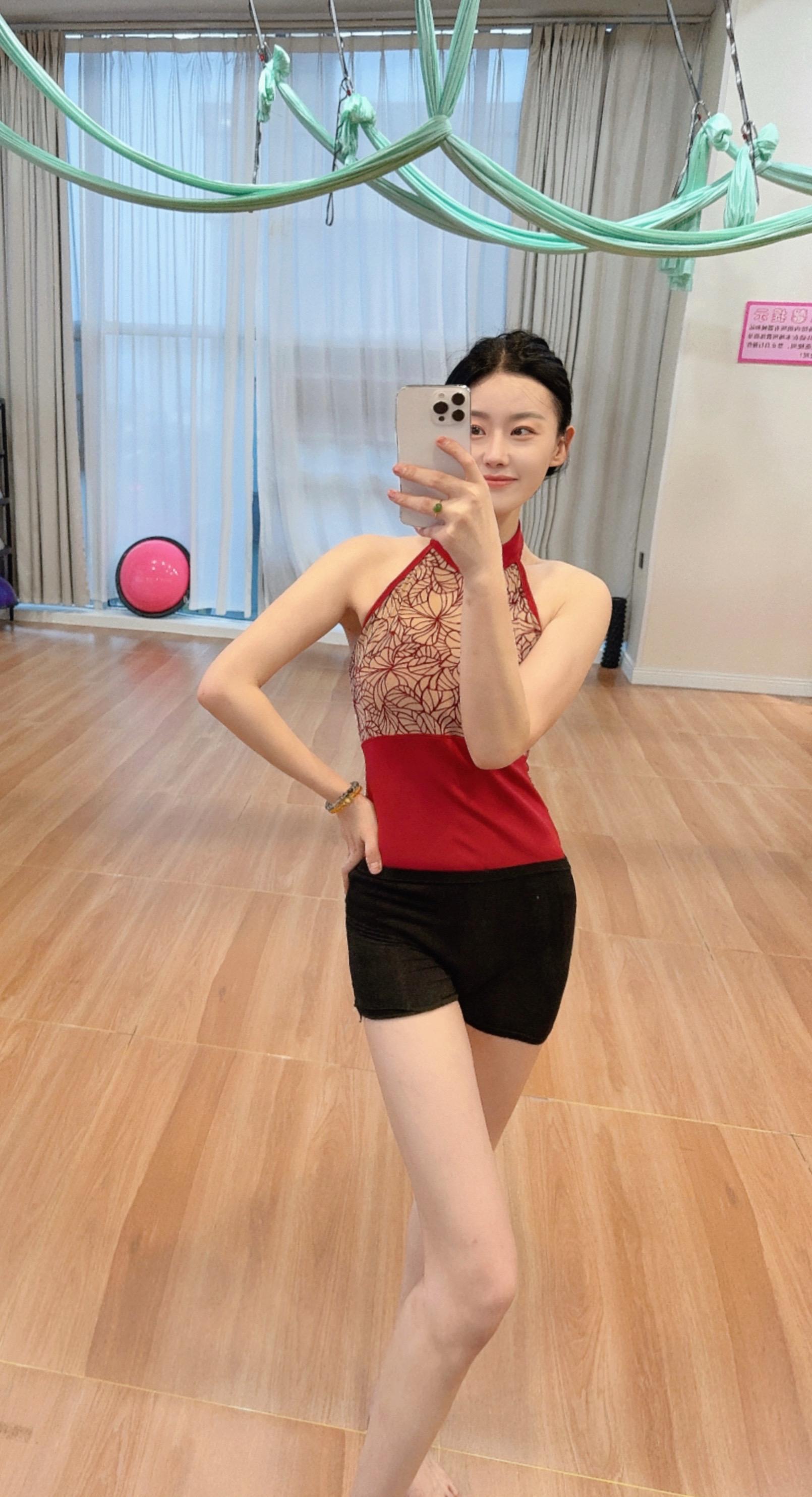 女孩子自律到极致，才是高级，形体管理是一个女人最低的消费和投资.