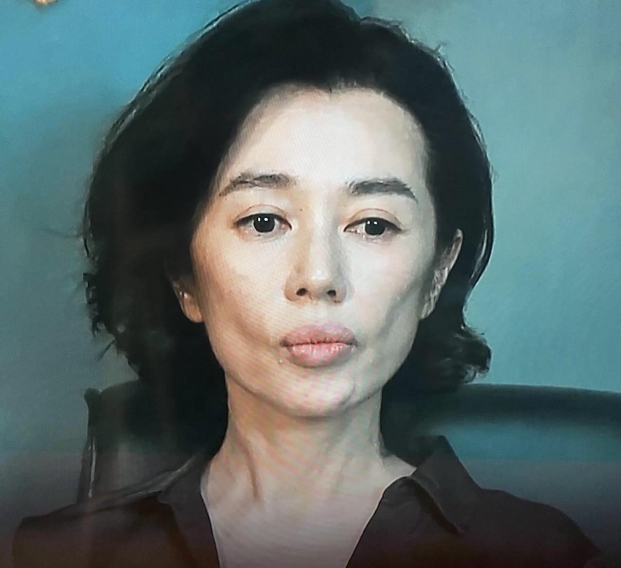49岁余男《目之所及》嘟嘟唇令人出戏！年轻时面容丰满好看，现在双颊无肉嘴唇撅着，