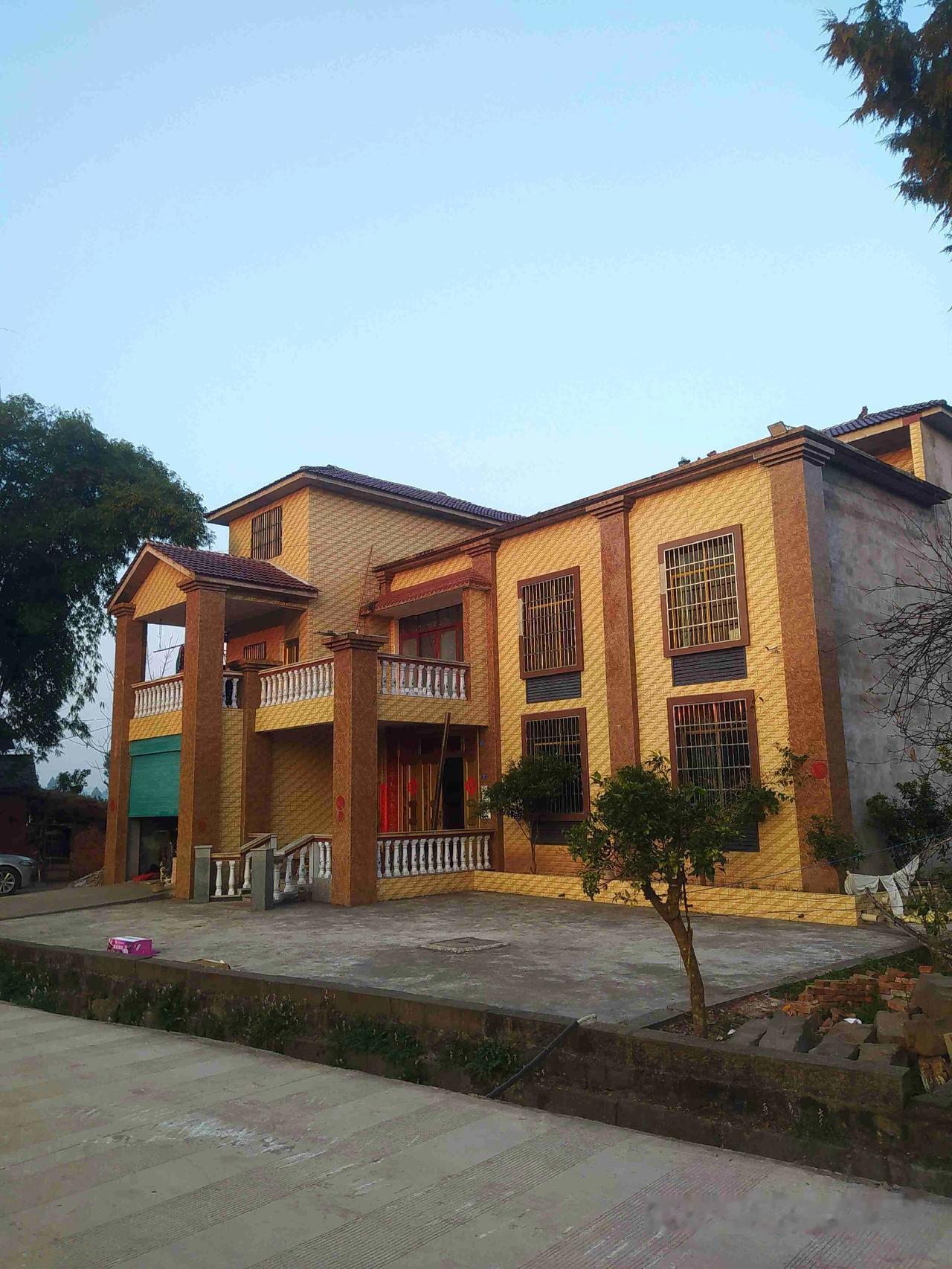 这些老人一年到头也不会上楼去享受，只要能动，就要养鸡养鸭种地。一代人有一代人的执