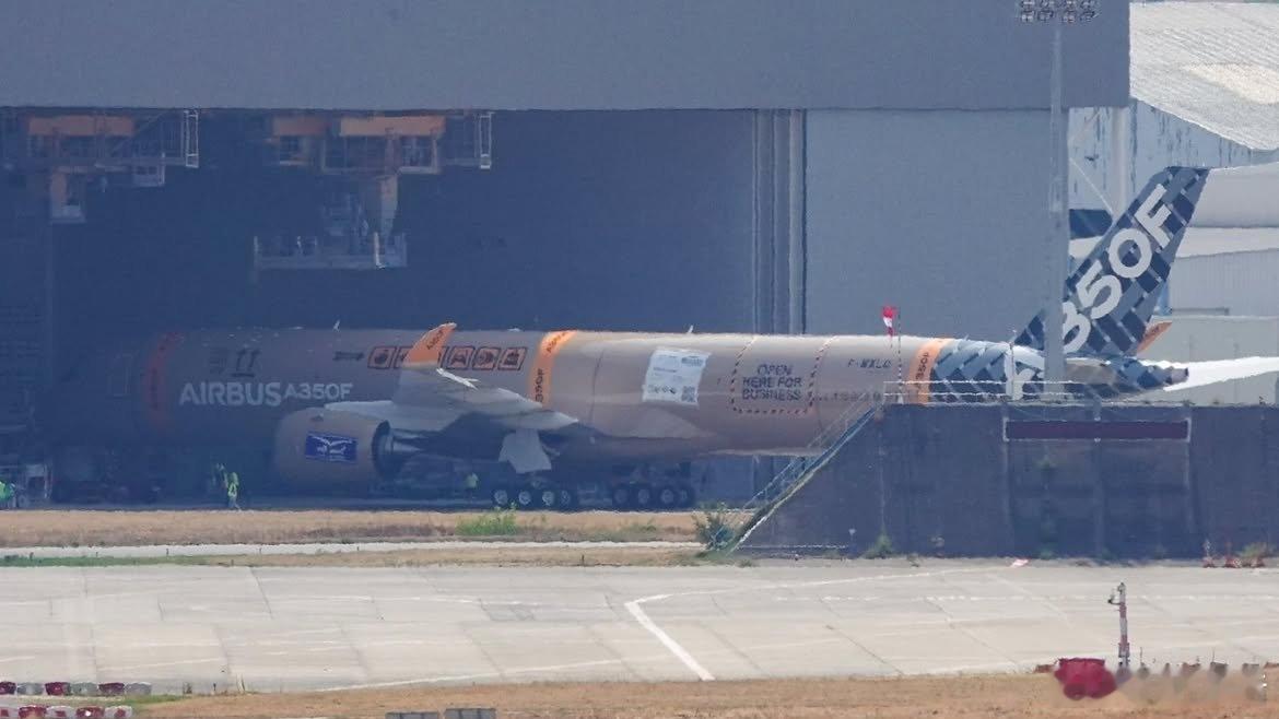 首架A350F完成喷涂，涂装灵感源于快递包装箱首架空客A350F测试机（注册号F