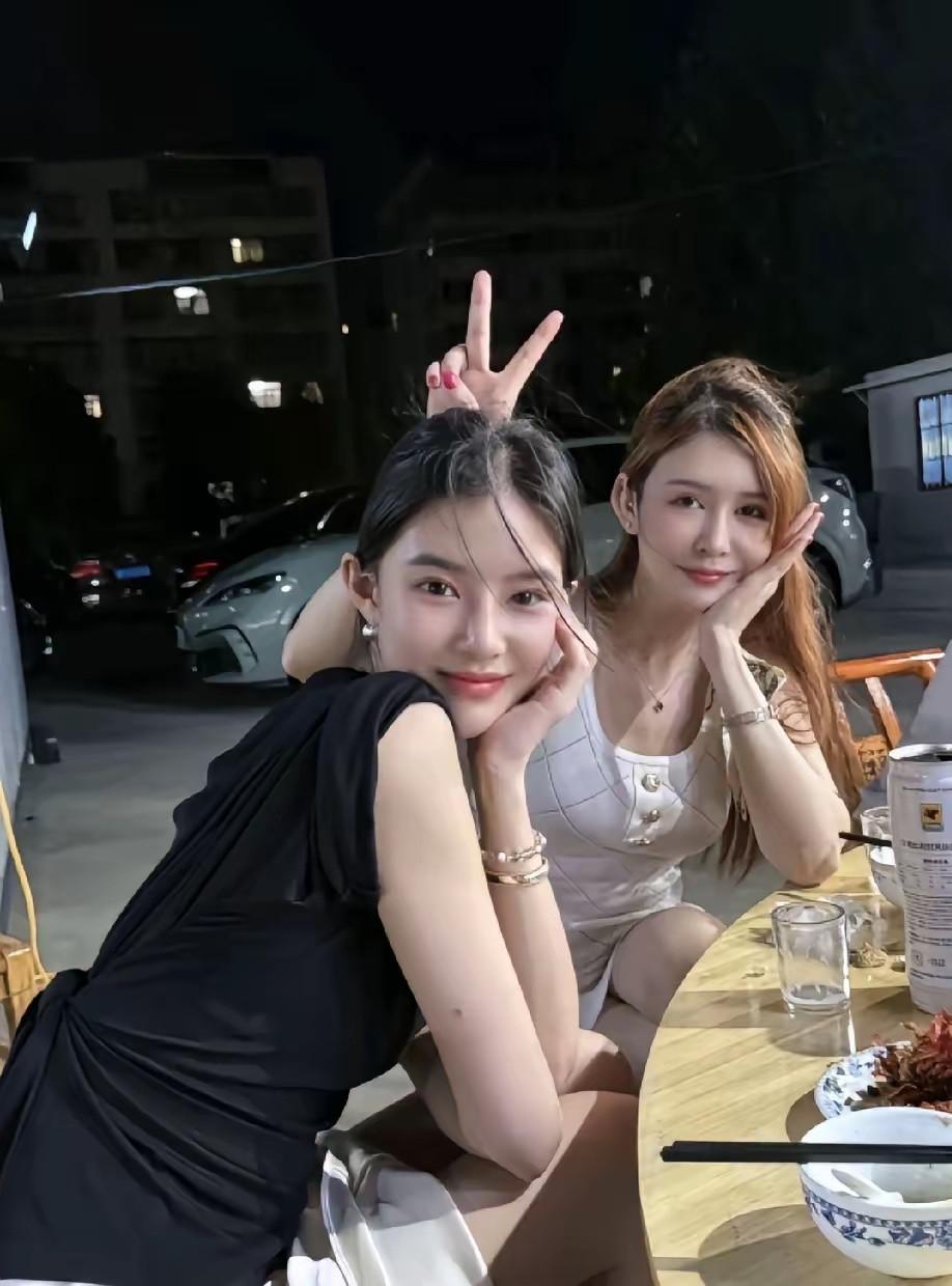 两个漂亮的小姐姐选择一个做女朋友的话，你们会选择哪一个，我会选择那个穿白衣服的，