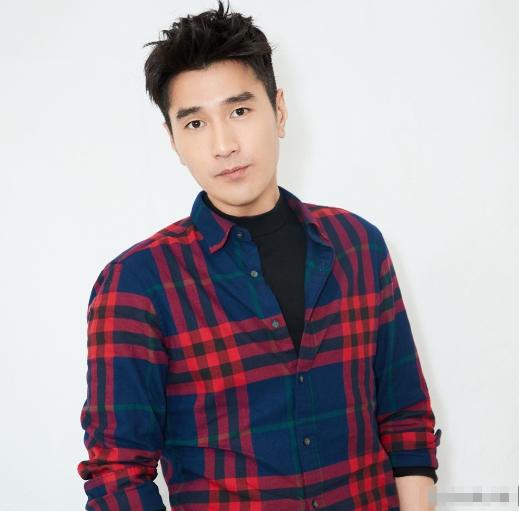 主持人问赵又廷:“你有没有想过要让你的女儿进演艺圈？”赵又廷不假思索就说:“能干