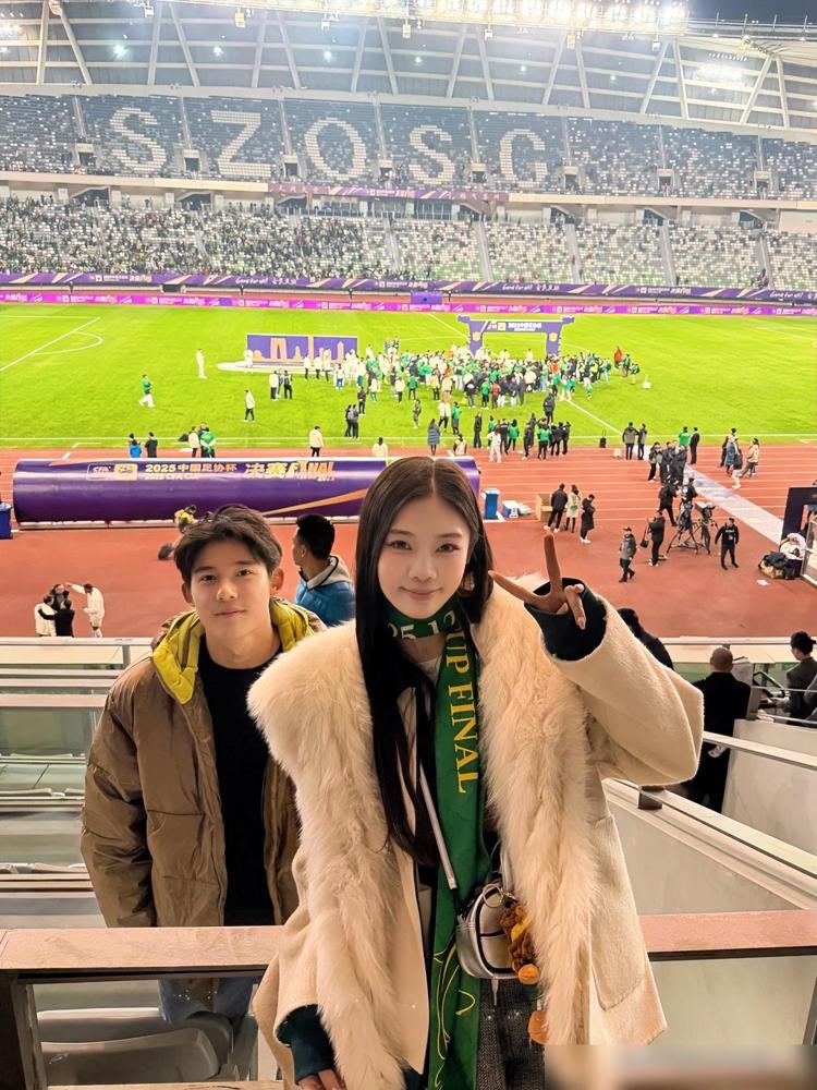 真让人羡慕死了！​这下全网都知道了，​国安总经理李明有颜值超高的​一