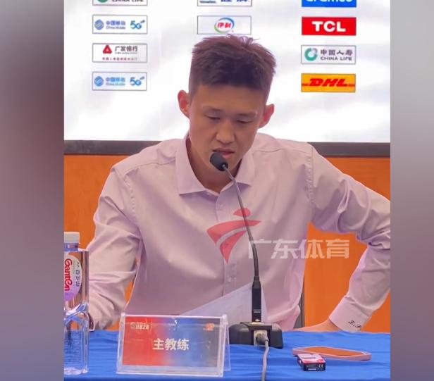 周鹏处境太尴尬了！6月29日多家篮球媒体爆料，深圳男篮主帅郑永刚合同到期不