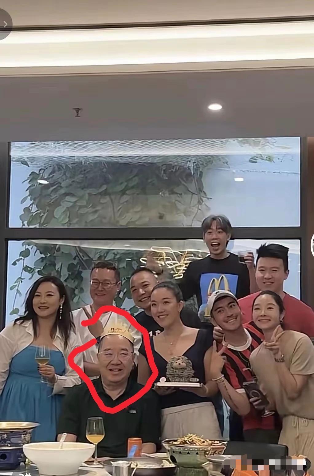 英达这张在66岁生日宴上的照片，有点皮笑肉不笑了吧！儿子英如镝穿个大红衣服站