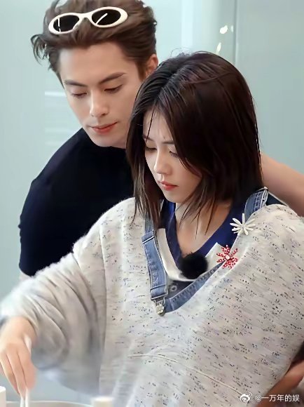 录制《亲爱的客栈》时，白鹿为啥宁肯穿王鹤棣的衣服，都不愿开口向秦岚借？有人说，是