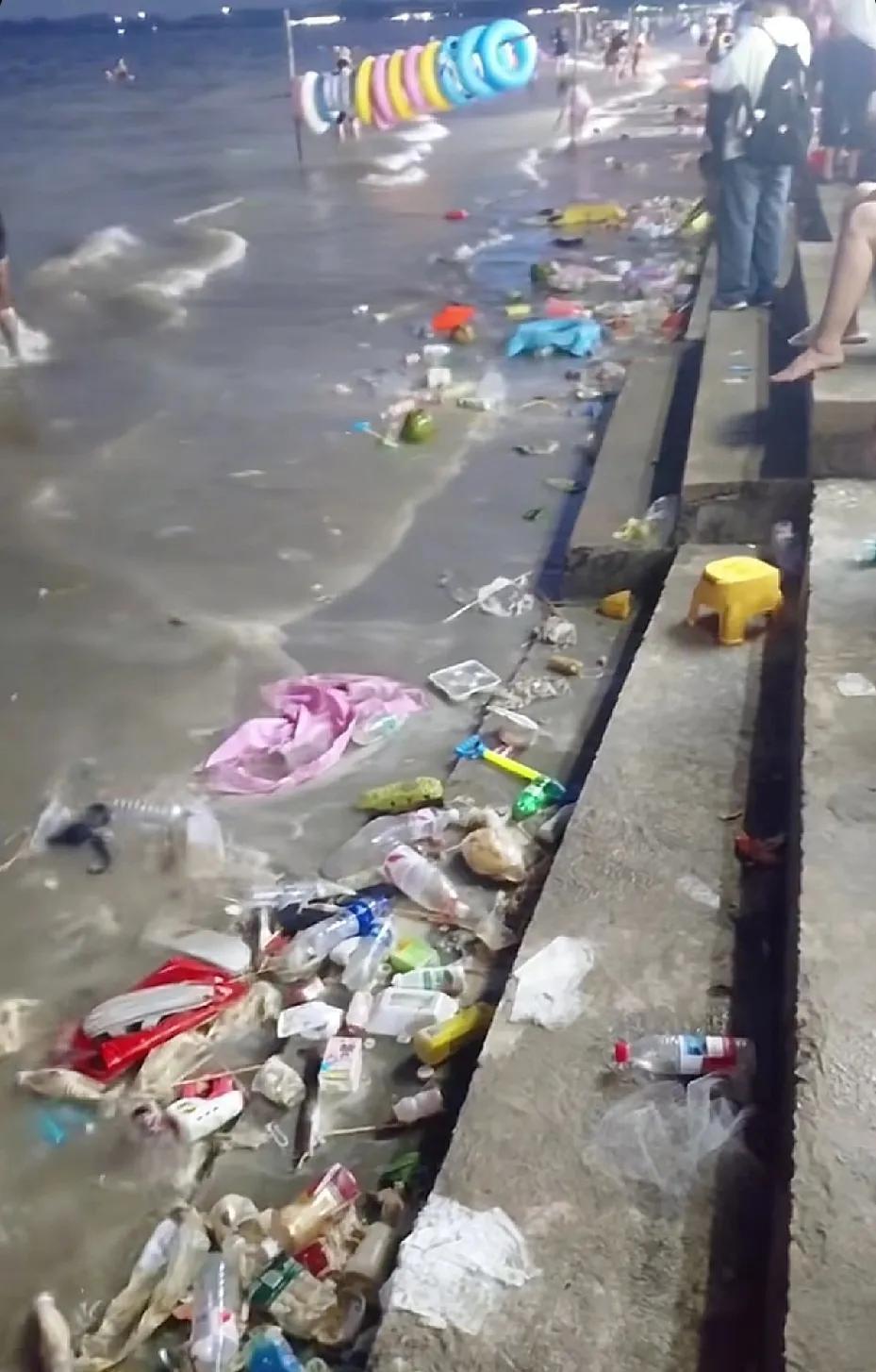 我再也不敢说印度恒河水了，因为看了五一的各种海滩，全都差不多，废弃物遍布海滩，脏