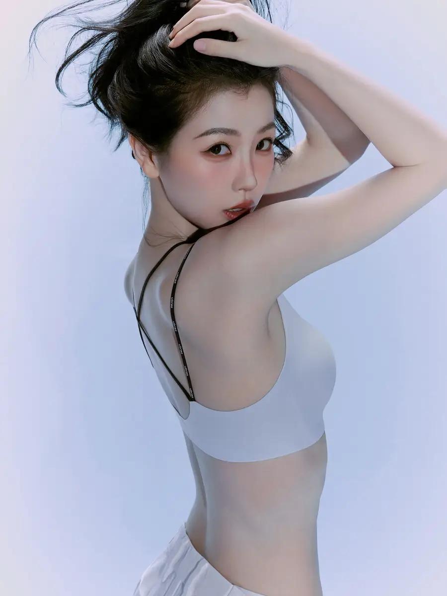 虞书欣魅力十足美图