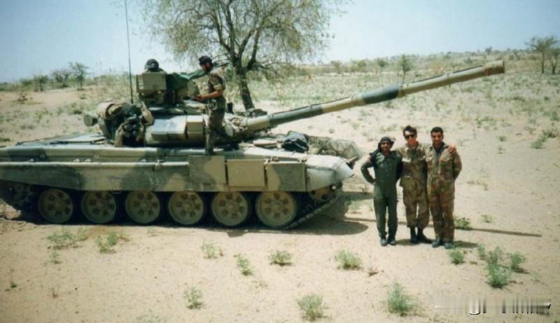 19999年，3辆白蓝红莫斯科乌拉尔坦克厂的T-90S坦克被送到新德里接受测试，