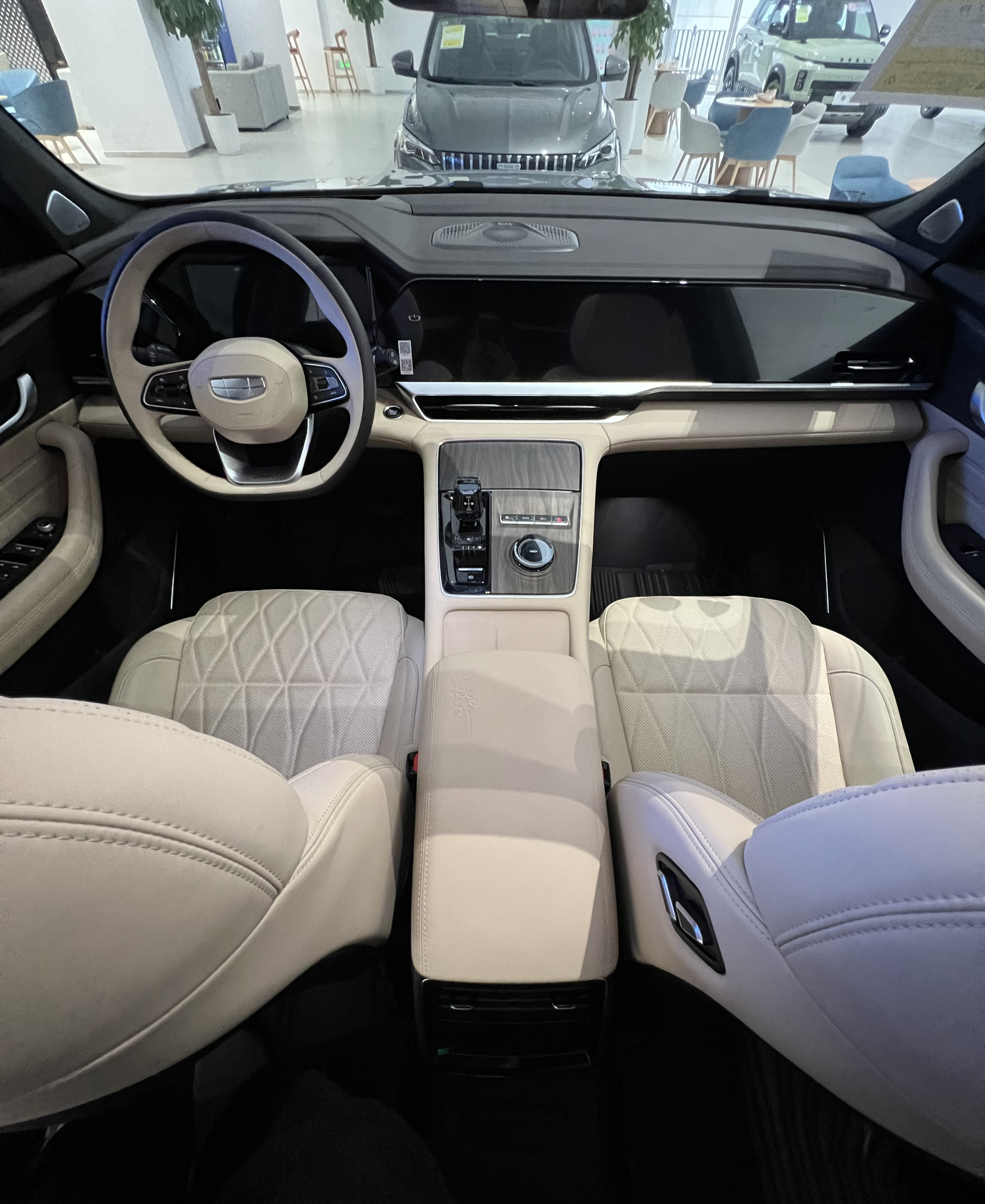 星越L的空间表现。前排坐着很宽松，大个子开车也不压抑，头部和腿部余量都够。后排