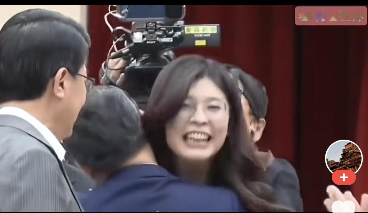 郑丽文拥抱拍头的帅哥是谁？不是亲友，是政坛黄金搭档！郑丽文主席宣示完毕。走下来