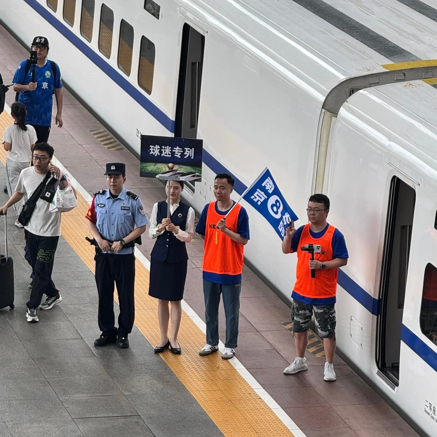 今天南京客场对战淮安，高铁特意开了一趟专列。​​​