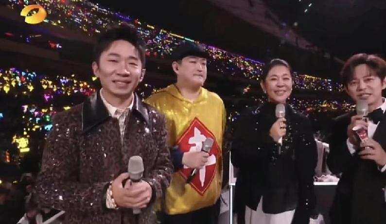 12月31日晚上，倪萍老师也参加了跨年晚会主持，她说真的相当震撼呀，因为现场都是
