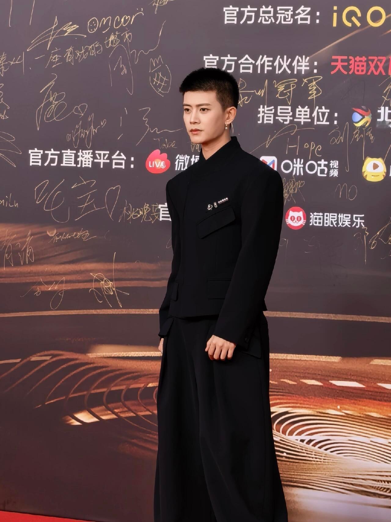 任嘉伦这次的红毯造型，真的让人眼前一亮！清爽的寸头搭配一颗珍珠耳坠，