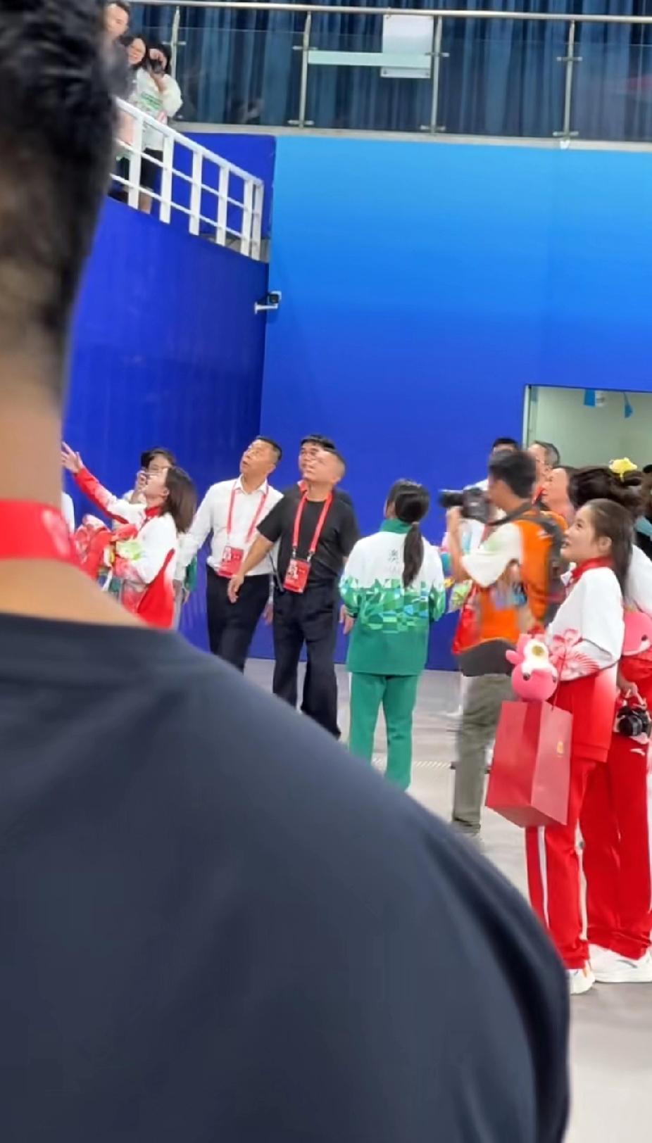 全红婵全运团体赛复出夺首金！教练帮捡玩偶细节太暖全运会跳水女子团体赛落幕，