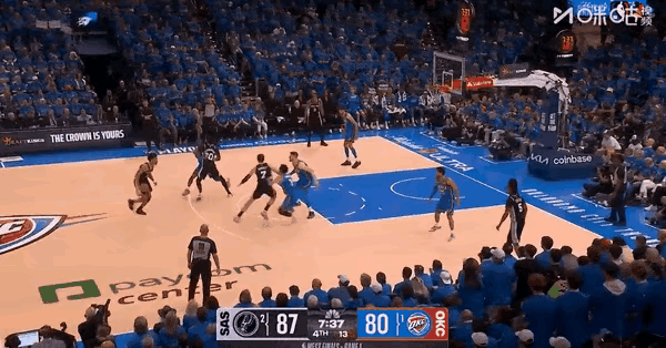 没想到，NBA裁判水平也不行啊！这么明显的走步，居然一点事都没有。哈珀勇闯内