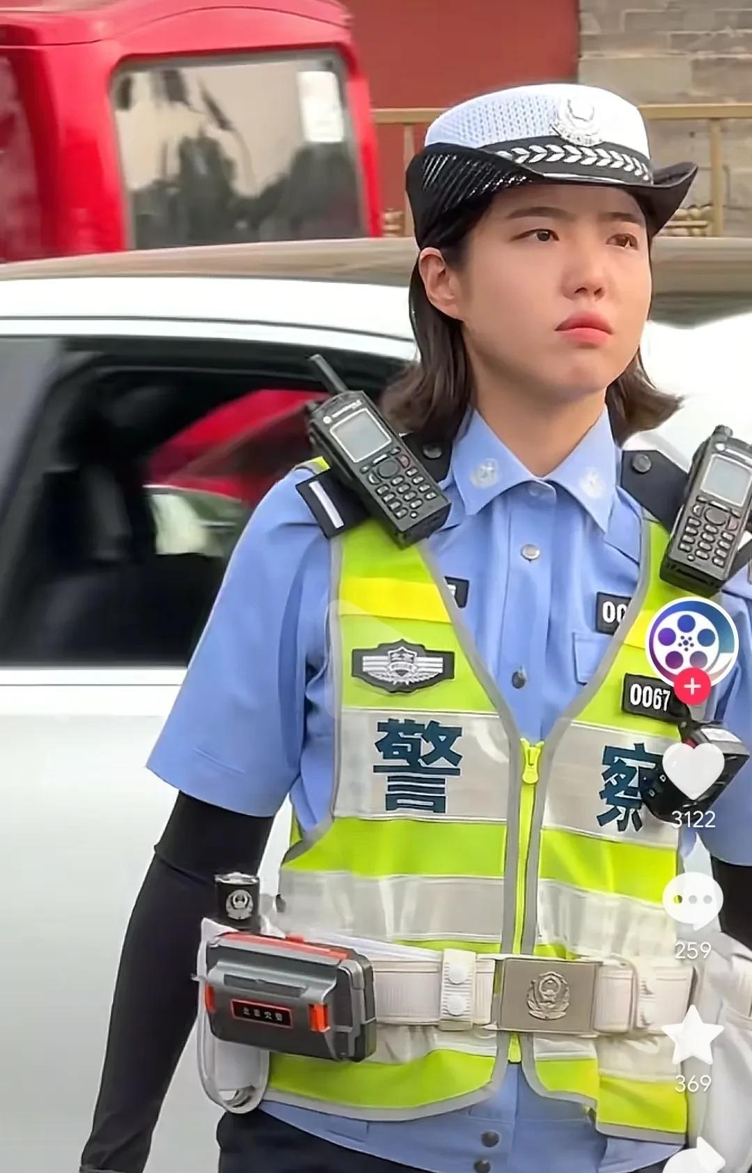 继杭州美女交警之后，京城美女交警也被追着街拍了。自从杭州美女交警被各种拍摄以后
