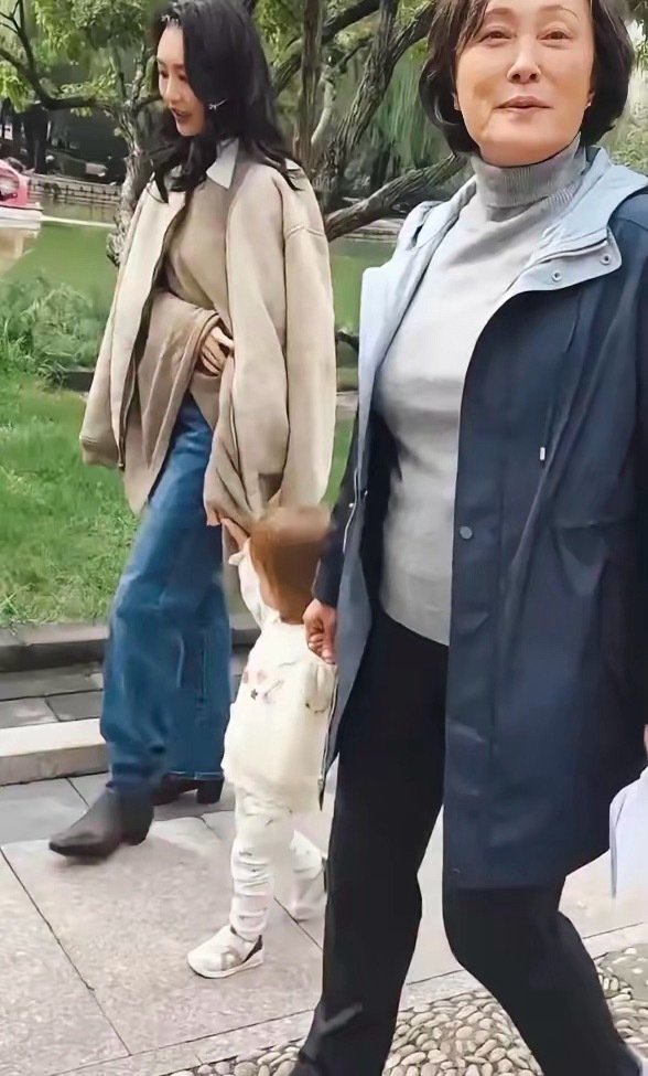 王鸥罕见晒出三代同堂同框画面，氛围感满满格外温馨！一家人同框气质出众，格外养眼。
