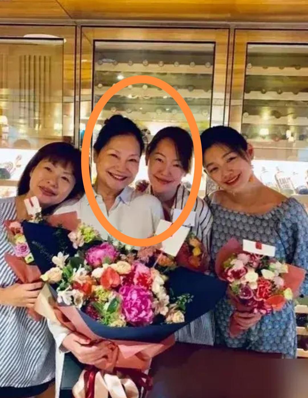 再次翻到这张徐家姐妹和母亲黄春梅四人同框的开心旧照，一眼就能看出，小S五官最像妈
